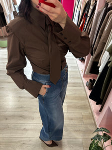 KOSTUMN - CAMICIA SLIM CON CRAVATTA E RICAMO MARRONE