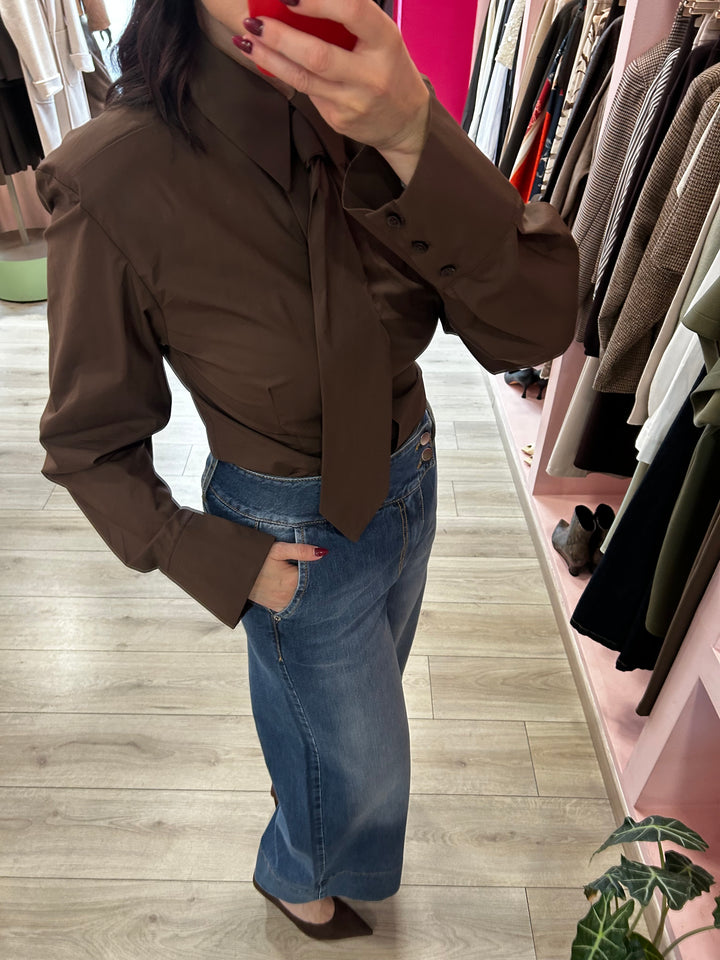 KOSTUMN - CAMICIA SLIM CON CRAVATTA E RICAMO MARRONE